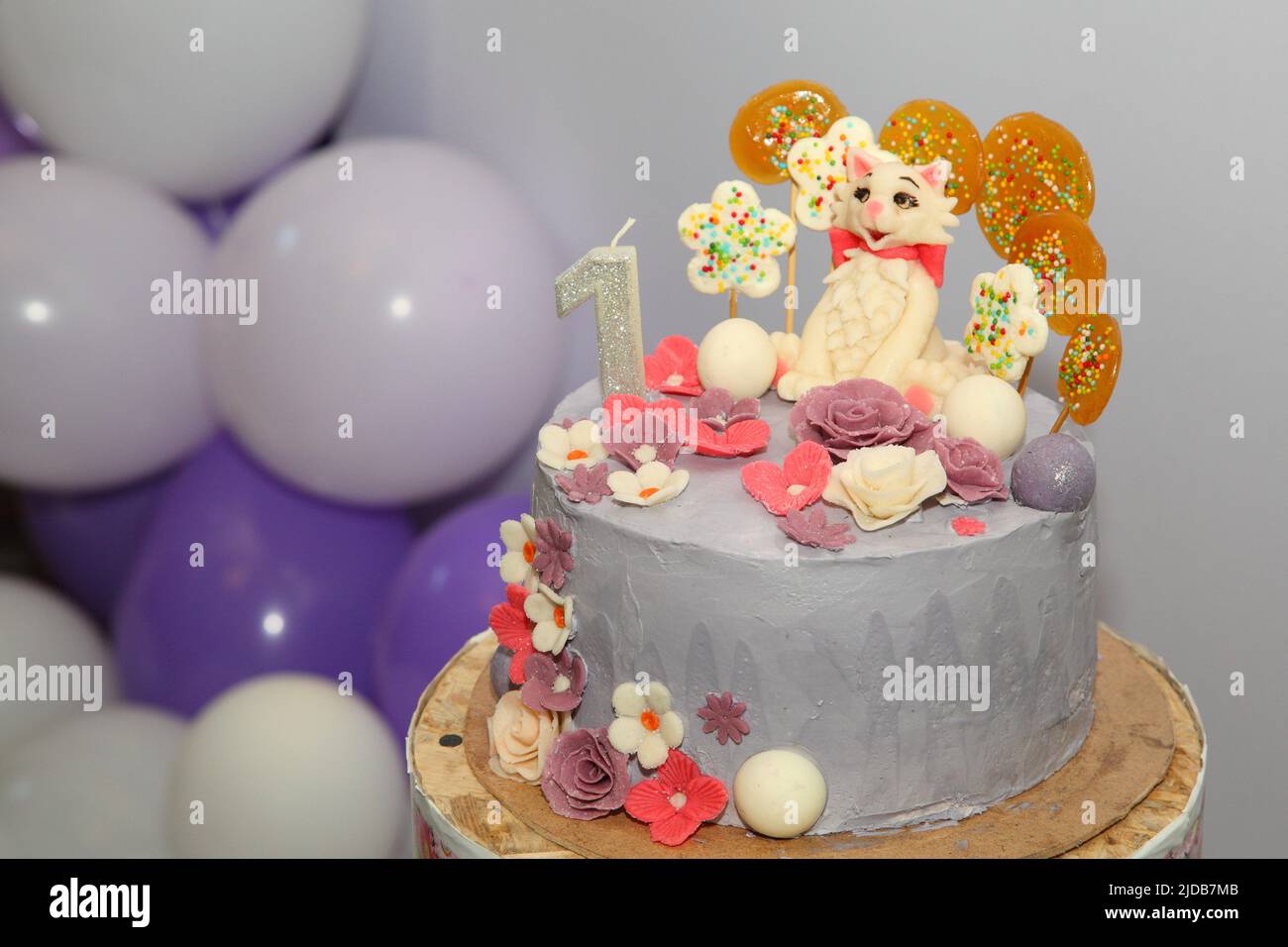 Torta di celebrazione per il primo anniversario della nascita di un bambino. Torta molto bella e originale. Foto Stock