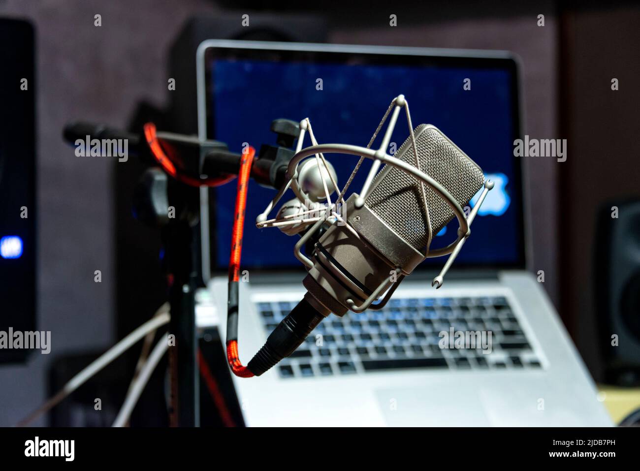 Microfono in uno studio di registrazione; Siem Reap, Cambogia Foto Stock