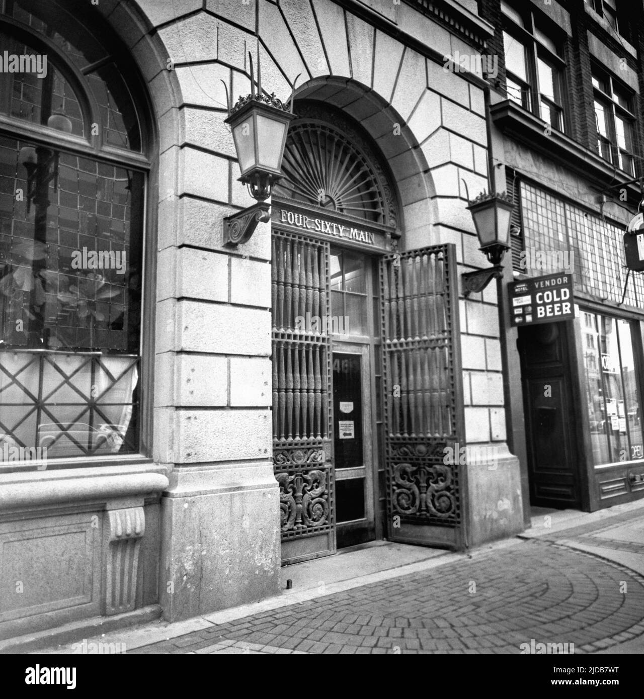 Porte decorative con schermo in ottone all'ingresso di Four Sixty Main Street, The Royal Bank of Canada Building, che mostrano dettagli della storica architettura... Foto Stock