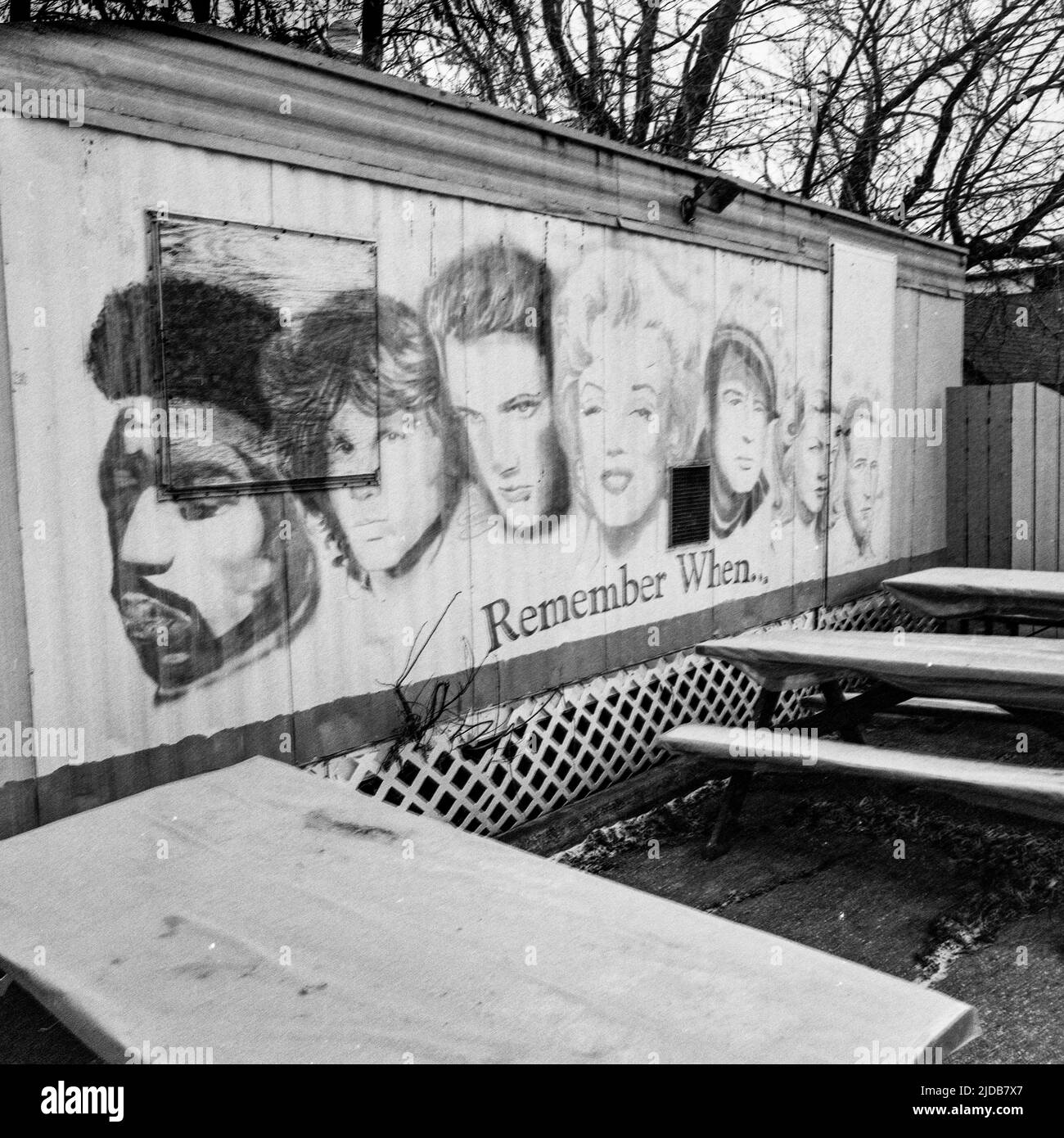 Street art raffigurante volti di numerose celebrità del passato: Winnipeg, Manitoba, Canada Foto Stock