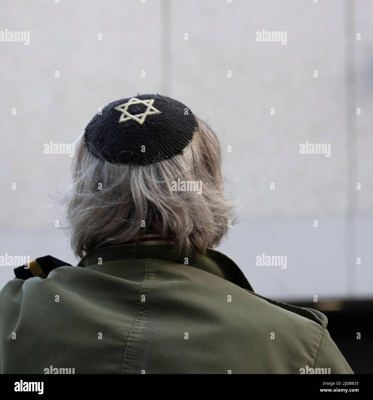 Uomo ebreo che indossa Yarmulke con la Stella di David; Vancouver, British Columbia, Canada Foto Stock