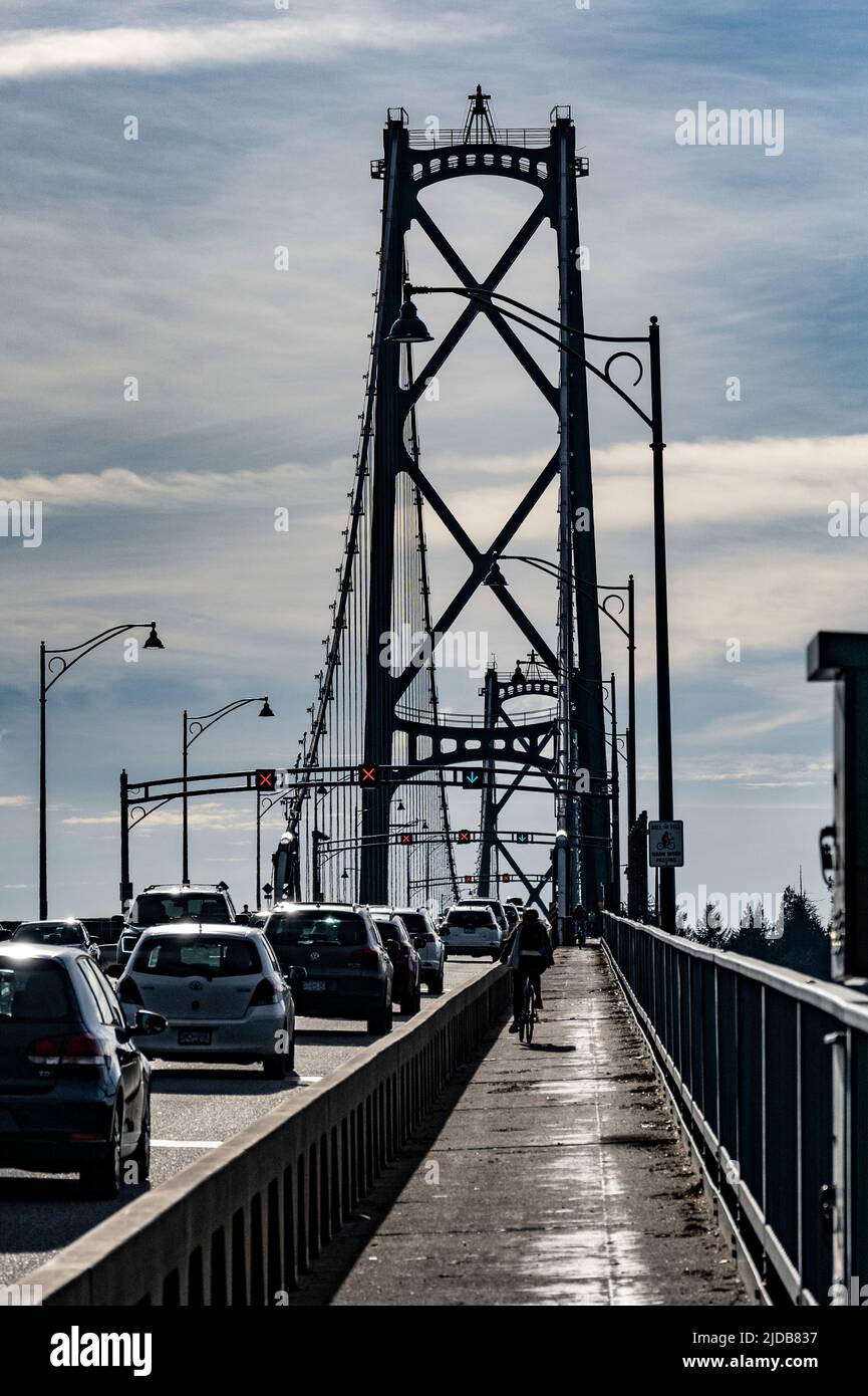 Ponte Lions Gate con traffico stradale e ciclista; Vancouver, British Columbia, Canada Foto Stock