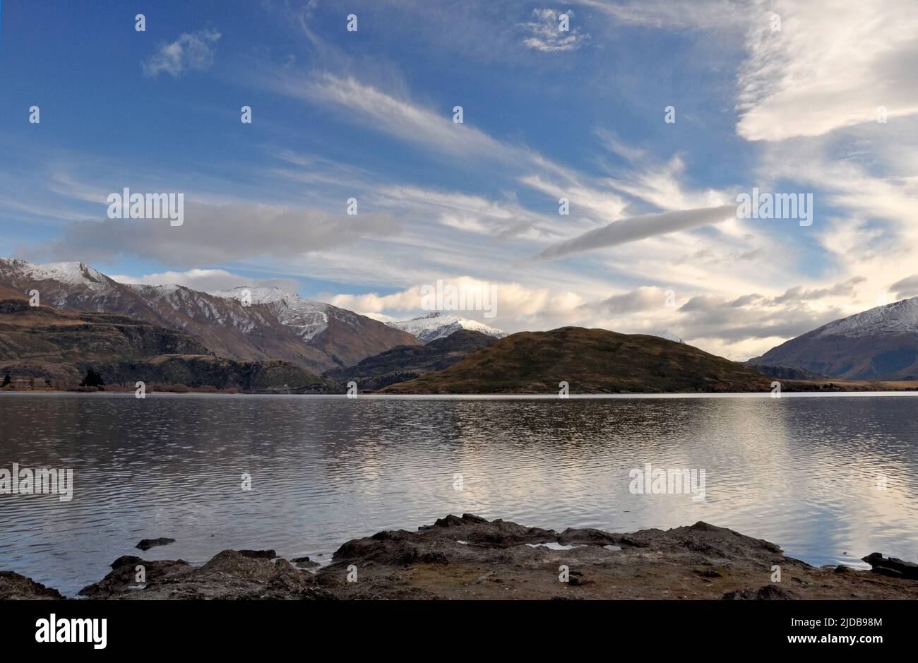 Lago Wanaka in una giornata d'autunno con un cielo nordoccidentale, Nuova Zelanda Foto Stock