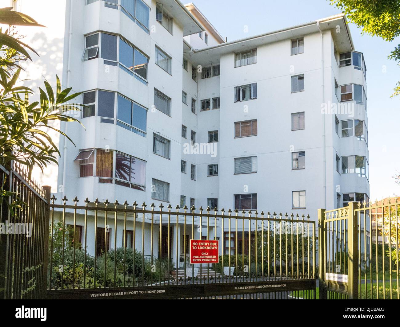 Casa di vecchiaia, residenza per anziani con cancelli chiusi e cartello informativo o segnaletica durante la pandemia di Covid in Sudafrica Foto Stock