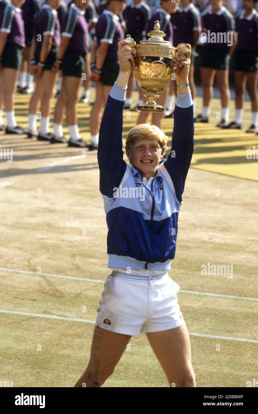 Foto del file datata 07-07-1985 del Boris Becker di 17 anni della Germania occidentale, divenne la persona più giovane di sempre e il primo giocatore senza semi a vincere la finale del singolo maschile di Wimbledon. Con le sue lucchetti biondo alla fragola e l’esuberanza fresca, il trionfo di Boris Becker, risalente a 17 anni fa, nel 1985 è uno dei momenti più famosi di Wimbledon. Data di emissione: Venerdì 29 aprile 2022. Data di emissione: Lunedì 20 giugno 2022. Foto Stock