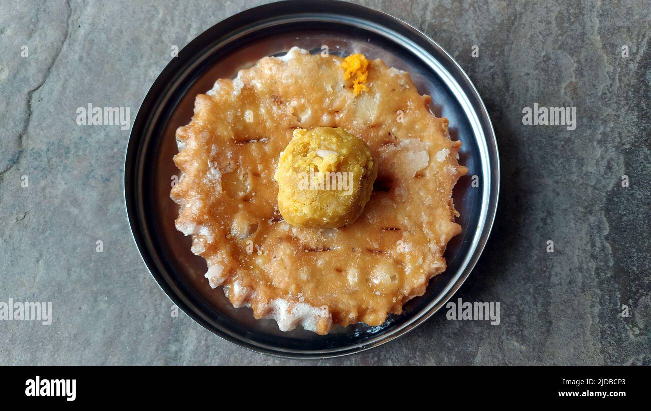 alcuni alimenti mangiabili messi in una ciotola di acciaio Foto Stock