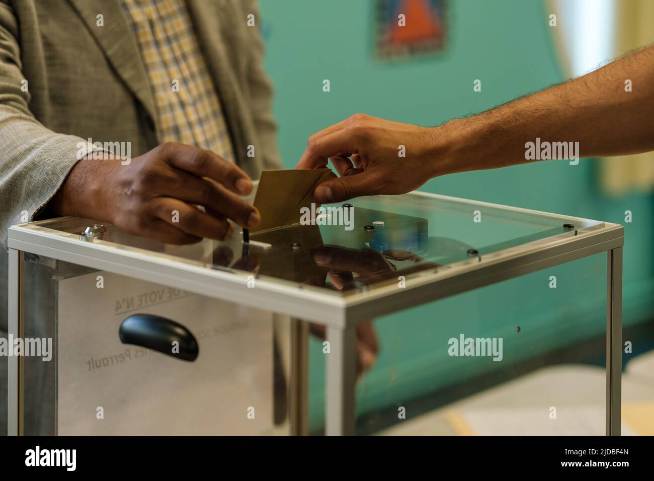 Man ha votato le elezioni in un seggio elettorale in Francia Foto Stock