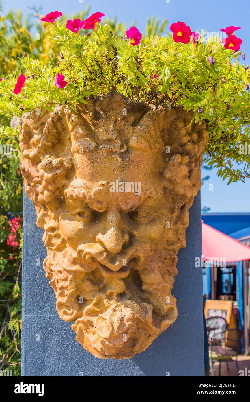 Esclusivo vaso per fiori sospeso a forma di volto di un uomo in stile barocco classico. Foto Stock