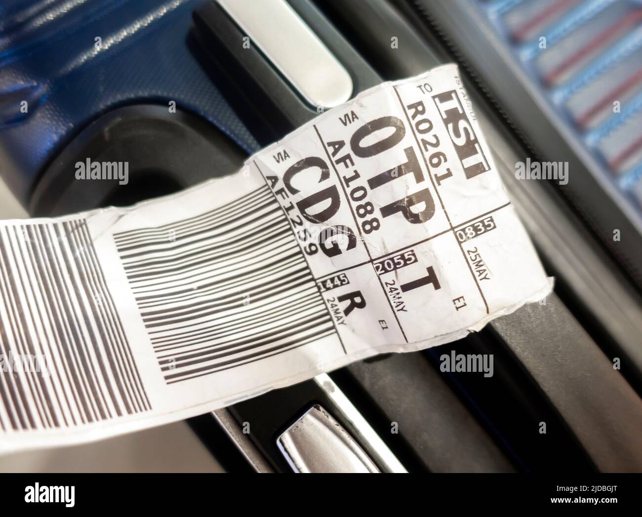Una valigia con un'etichetta bagaglio della compagnia aerea mostra il codice aeroportuale di tre lettere per OTP, aeroporto di Bucarest e CDG, aeroporto di Parigi Foto Stock