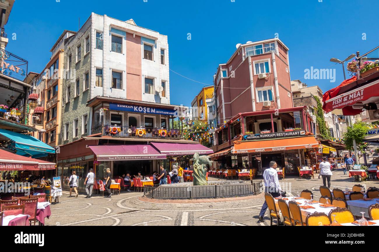 Ristoranti indiani e turchi con posti a sedere all'aperto nella piccola piazza sulla croce di Samsa, Ustad, strade Ordekli a Fatih, Istanbul, Turchia Foto Stock