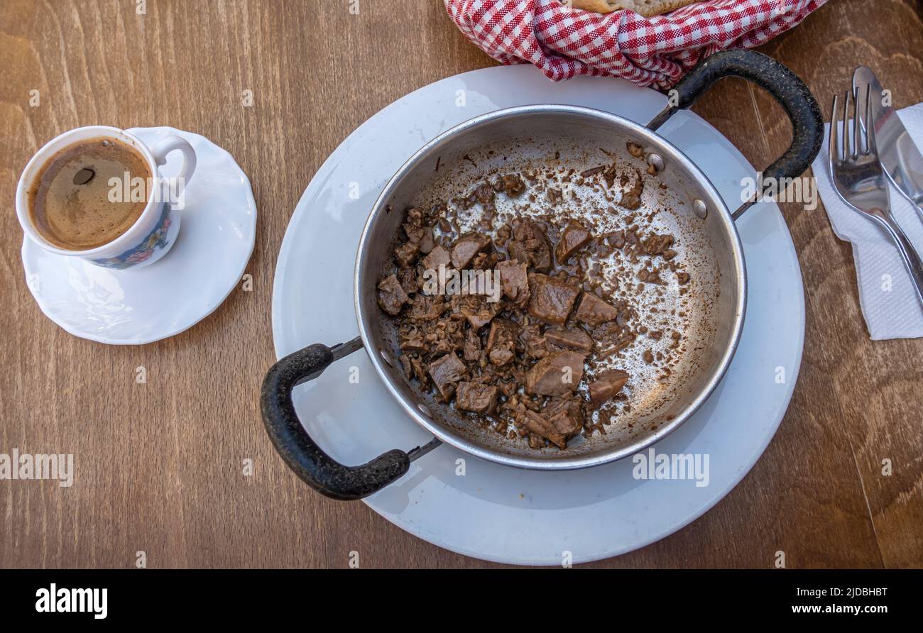 Manzo sminuzzato in una pentola servito nel tradizionale ristorante turco Foto Stock