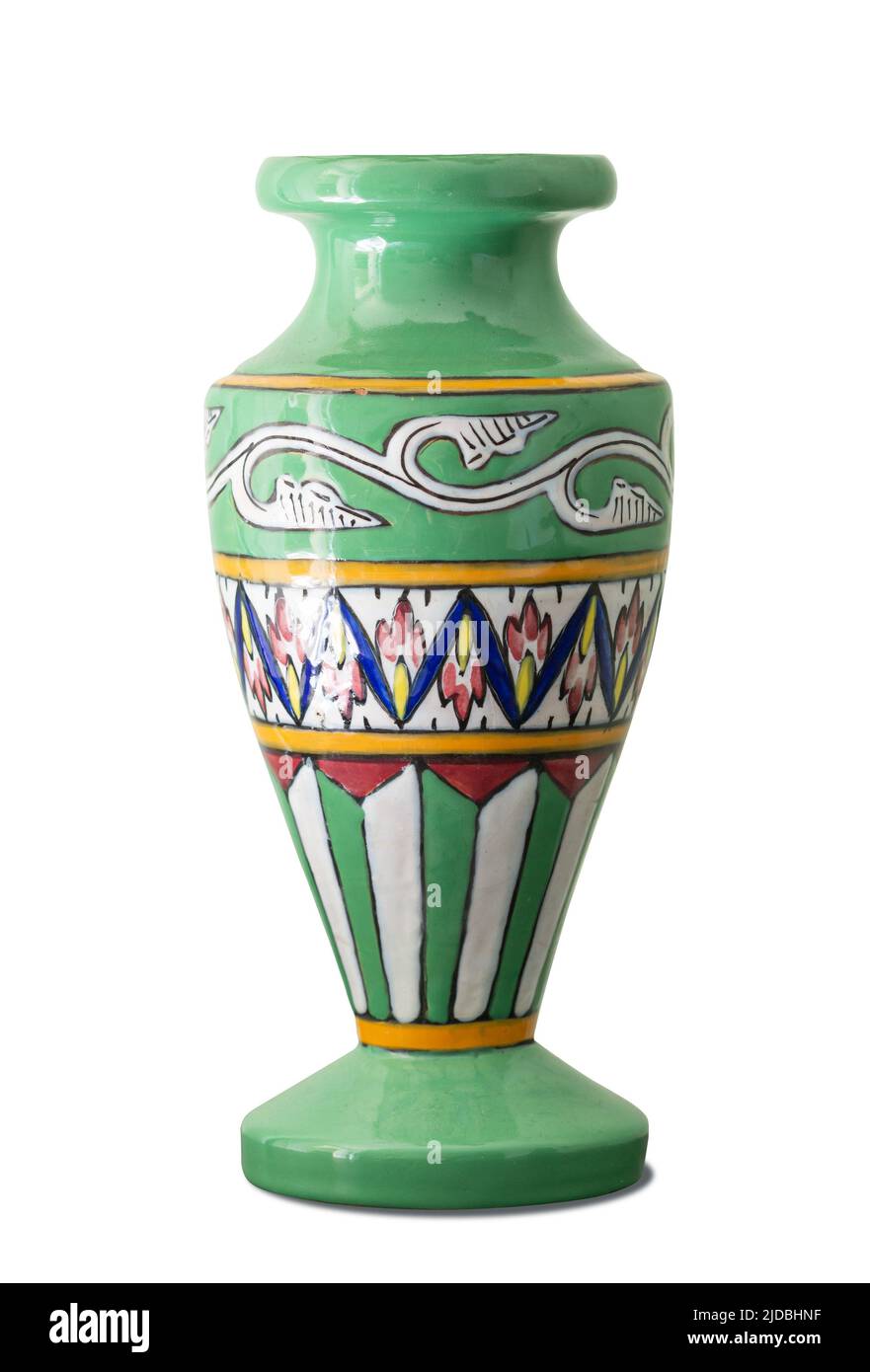 Vaso verde con decorazione colorata, isolato su sfondo bianco Foto Stock