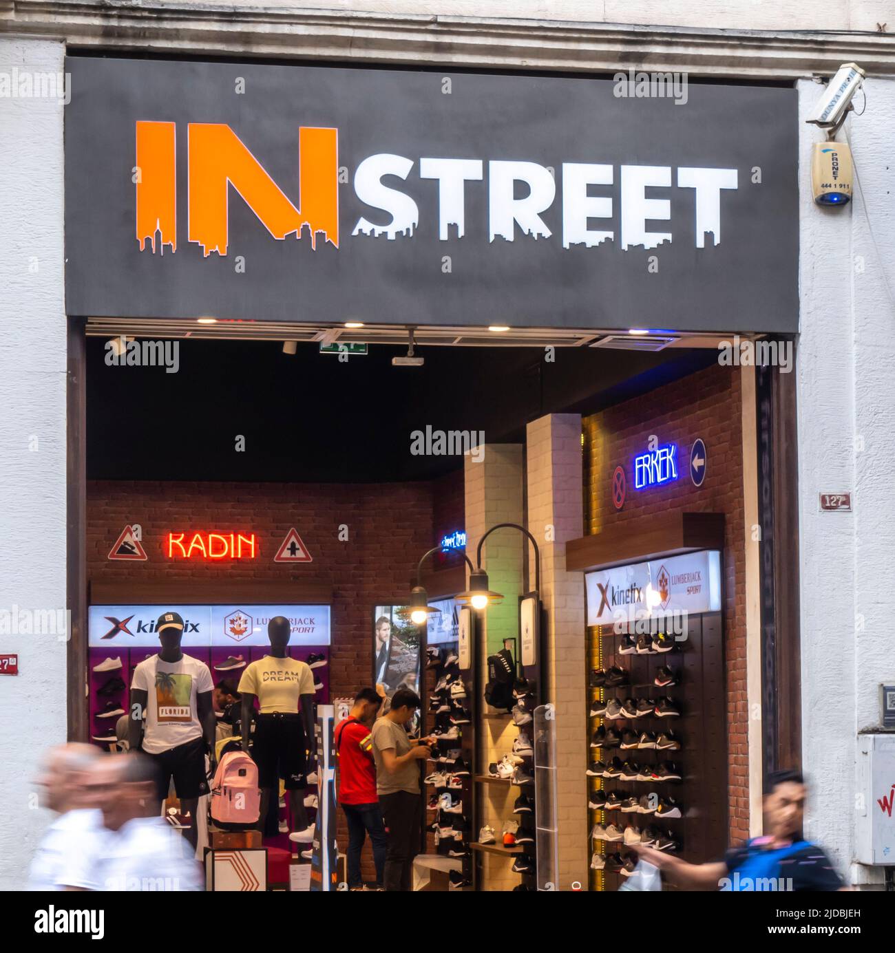 Vetrina del negozio di scarpe INstreet, via Istiklal, Istanbul, Turchia Foto Stock