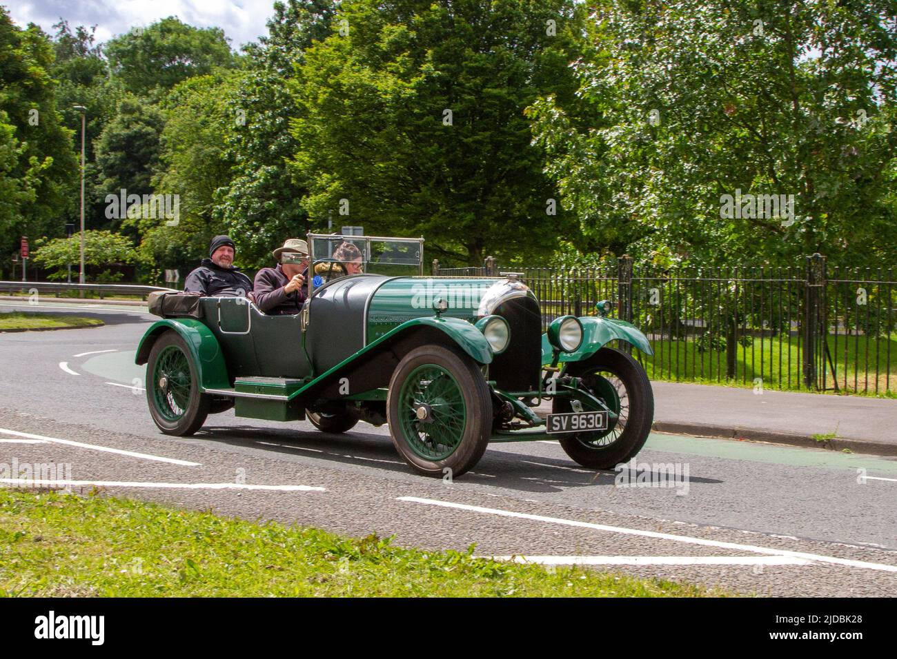 1925 20s Twenties pre-war GREEN BENTLEY 3000 SPEED 2996cc berline a cielo aperto presentate durante l'anno 58th del Manchester to Blackpool Touring Assembly per Veteran, Vintage, Classic e le automobili più amate. Foto Stock