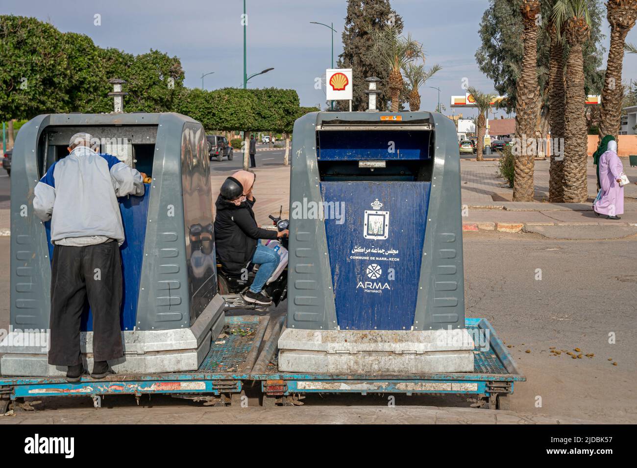 Un uomo che guarda in un cestino, rampagante a Marrakech, Marocco Foto Stock