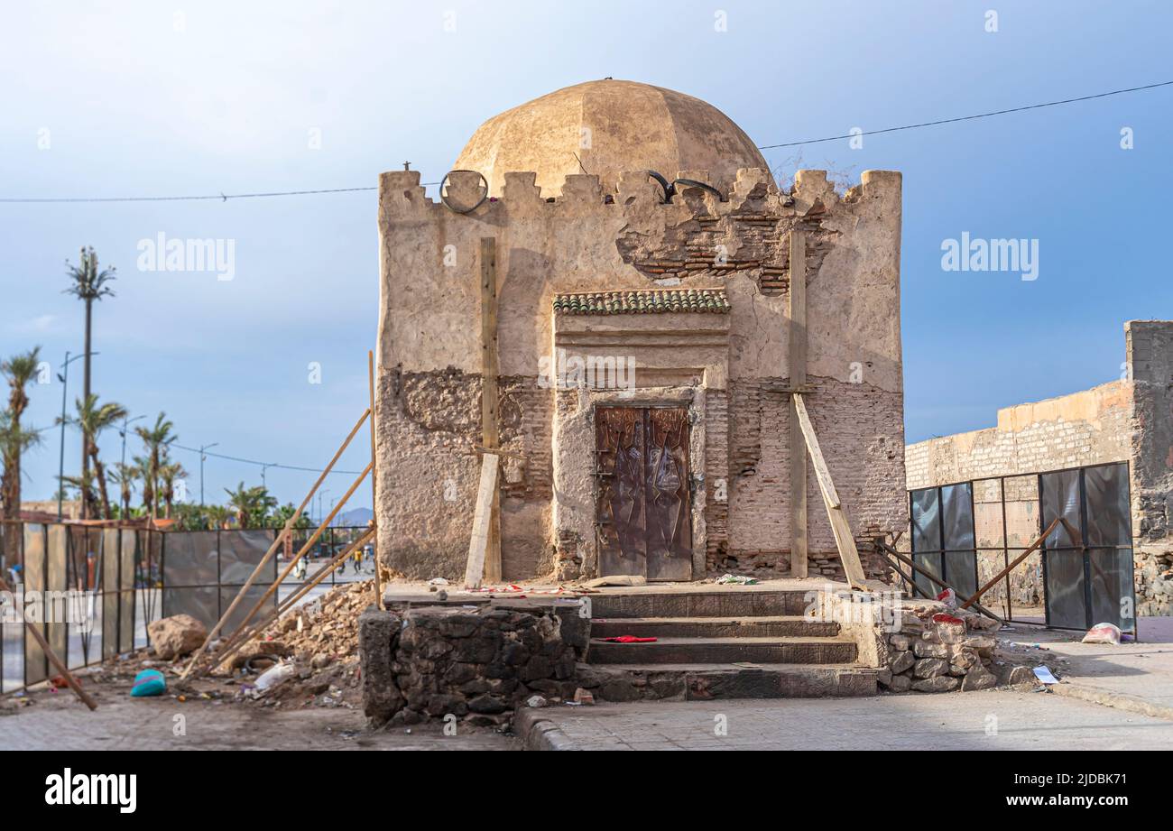 Torre in ricostruzione, sul lato sinistro di Bab el-Khemis, la porta settentrionale della medina di Marrakech, Marocco. 17th secolo Foto Stock