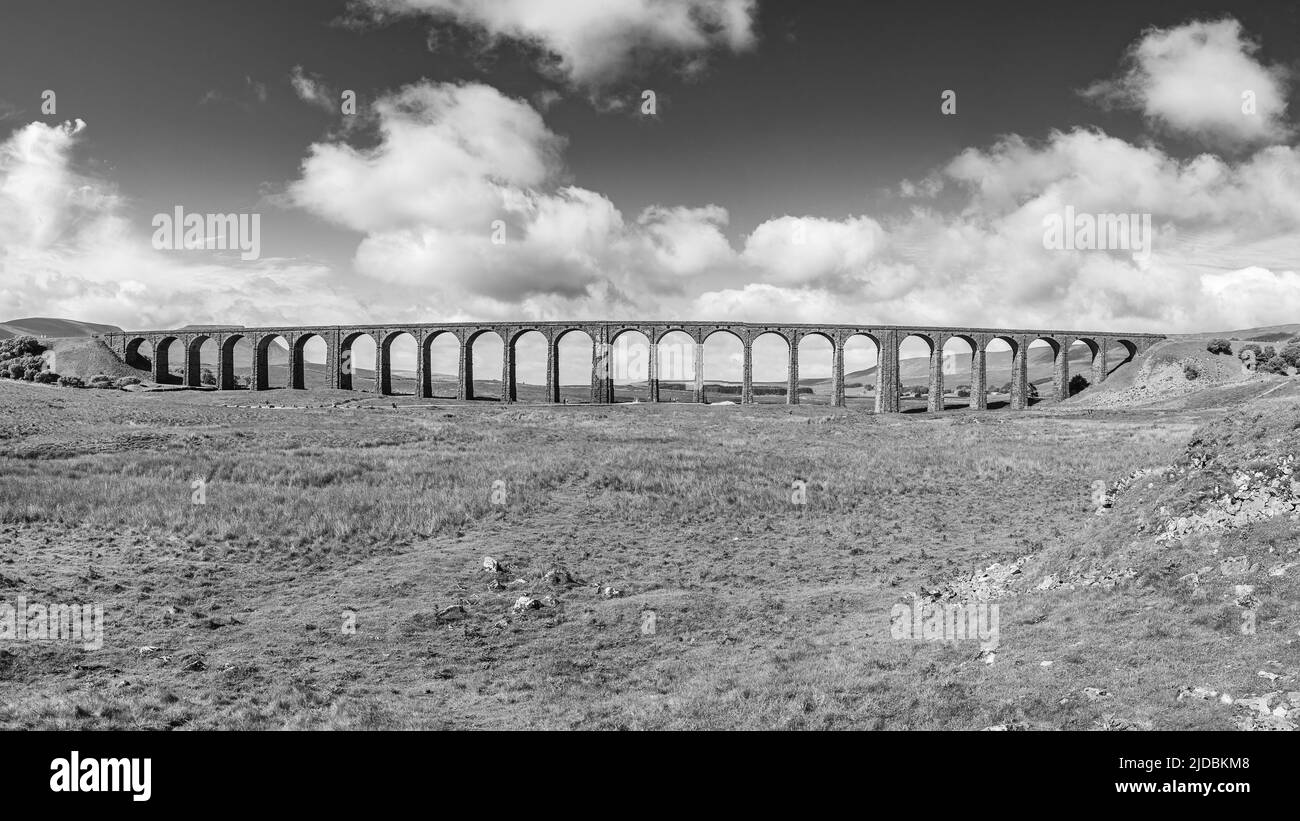 Un panorama multi immagine del Viadotto Ribblehead che attraversa la Ribble Valley nel North Yorkshire. Foto Stock