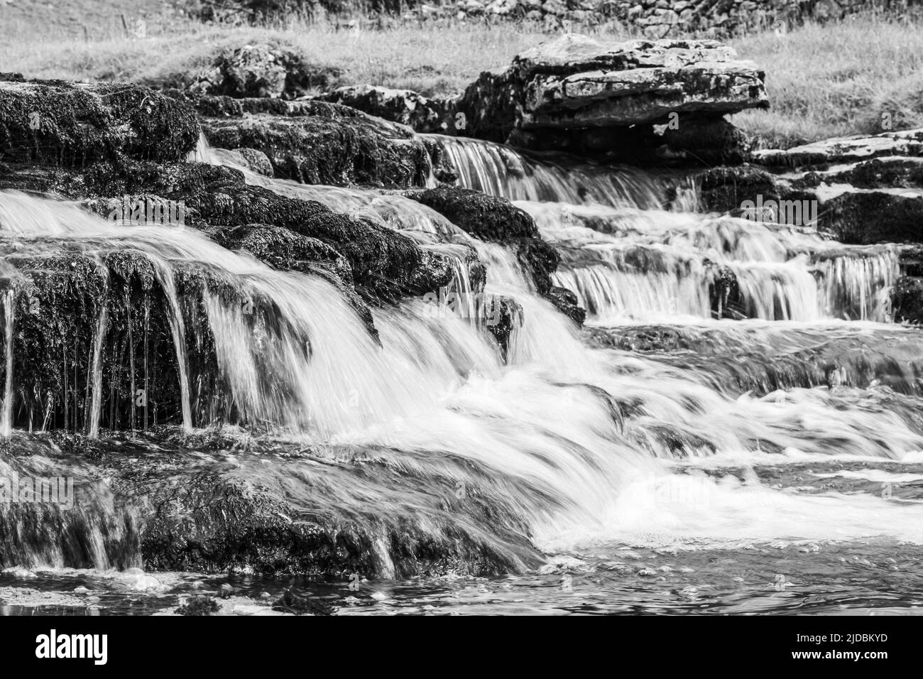 L'acqua si schiantò su Raven Ray, raffigurato sul percorso delle cascate Ingelton Waterfalls Trail nel North Yorkshire. Foto Stock