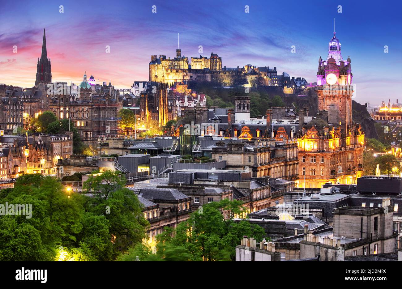 Skyline di Edimburgo di notte con castello in Scozia, Regno Unito Foto Stock