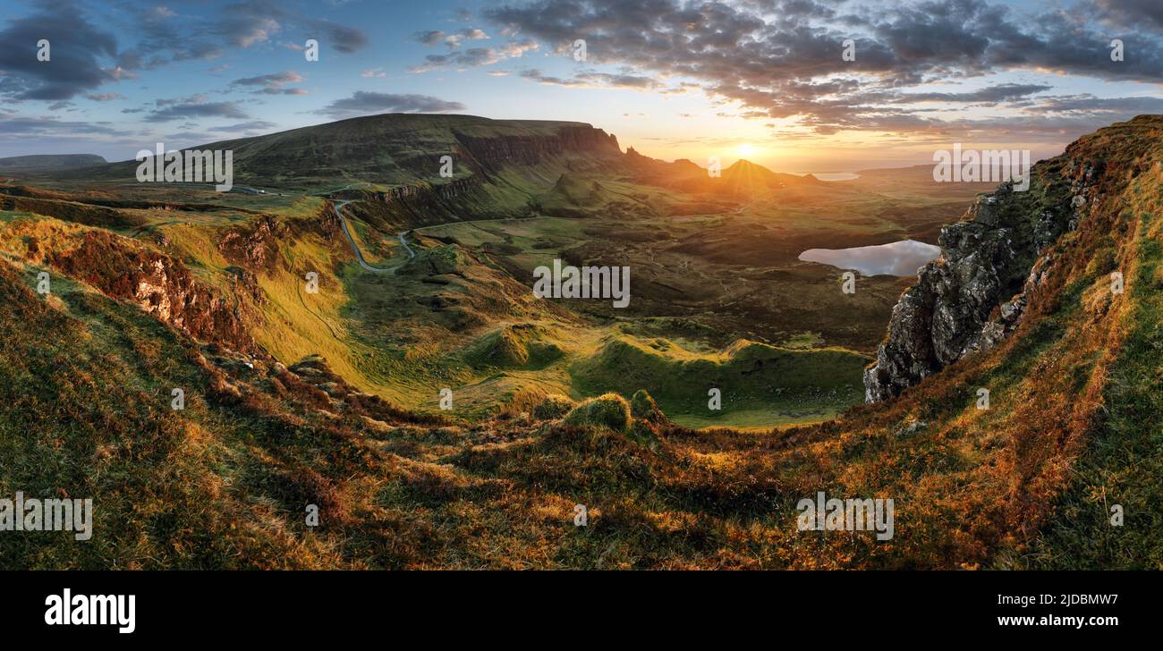 Paesaggio della Scozia - Panorama della montagna al Quiraing sull'isola di Skye, Scozia, Regno Unito Foto Stock