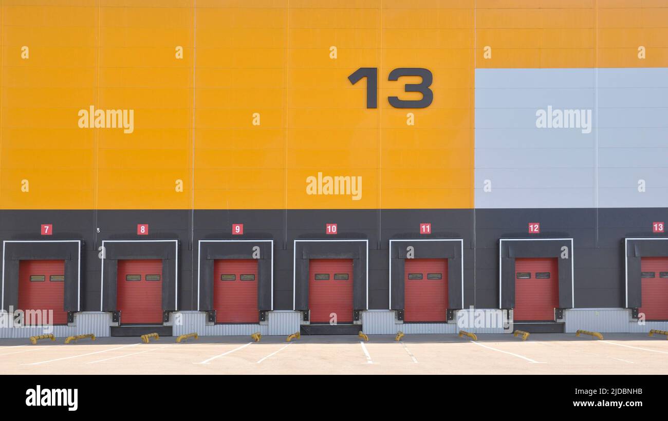 Moderno centro logistico. Magazzino numero 13 con cancello per il carico delle merci. Logistica. Foto Stock