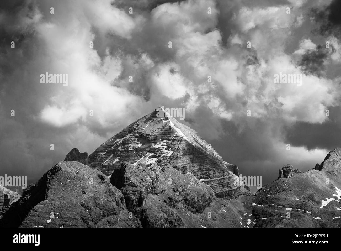 Vista sulla cima della montagna di Tofana di Rozes. Cielo drammatico. Luce solare e nuvole scure. Le Dolomiti. Alpi Italiane. Europa. Foto Stock