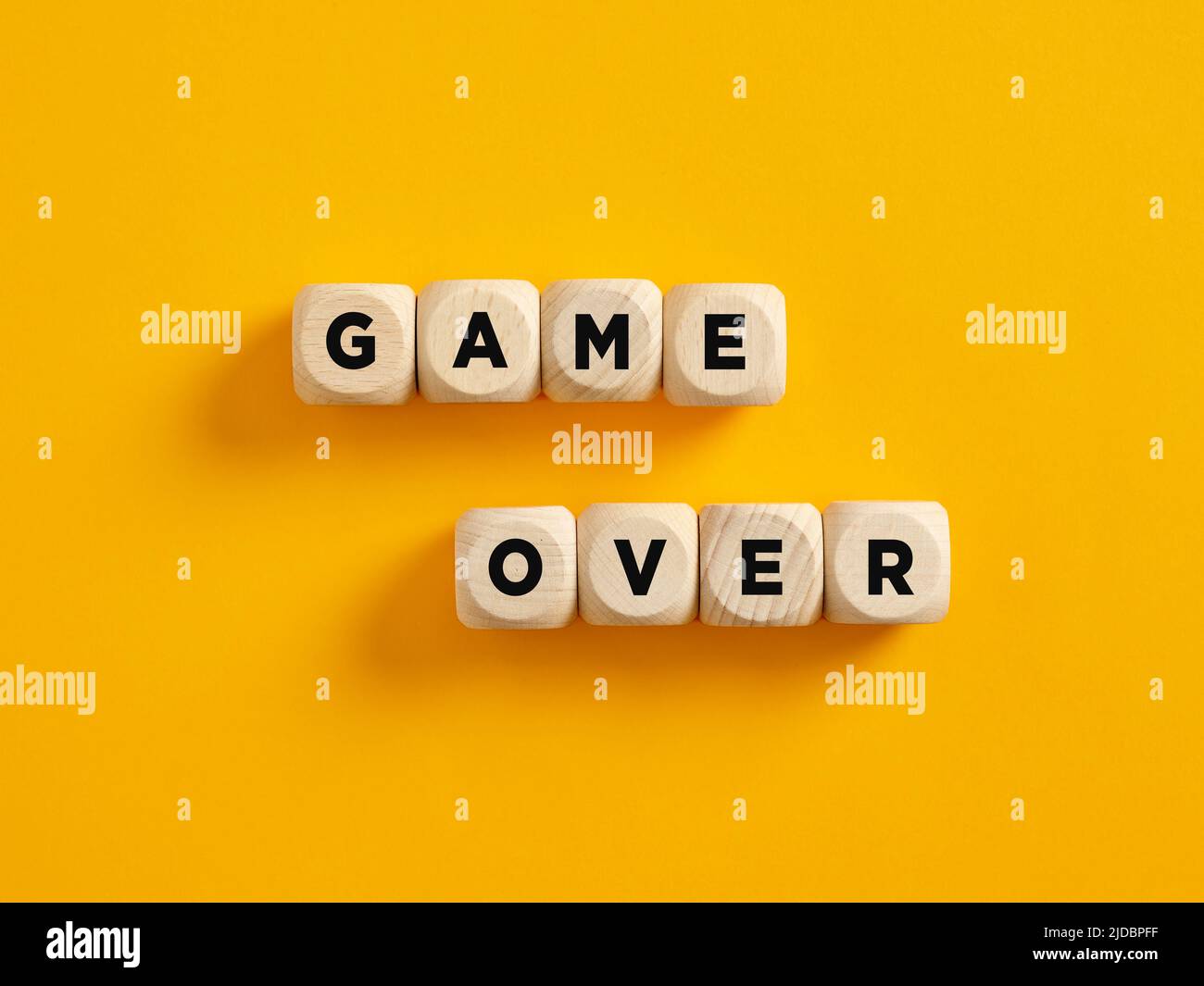 Il gioco di parola sopra sui cubi di legno. Errore, perdita o concetto di gioco. Foto Stock