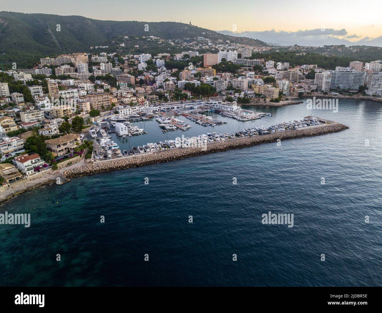 Veduta aerea di Port Calanova. Con oltre 40 anni di storia, Port Calanova è uno dei porti più belli delle Isole Baleari. Foto Stock