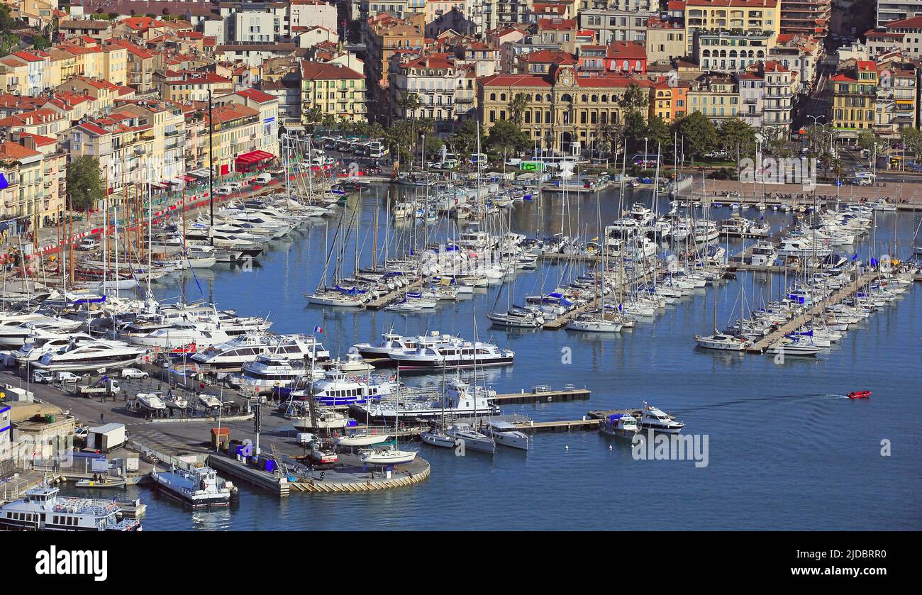 Francia, Alpes-Maritimes, Cannes, città della costa della Riviera mediterranea, vista generale del porto (foto aerea) Foto Stock