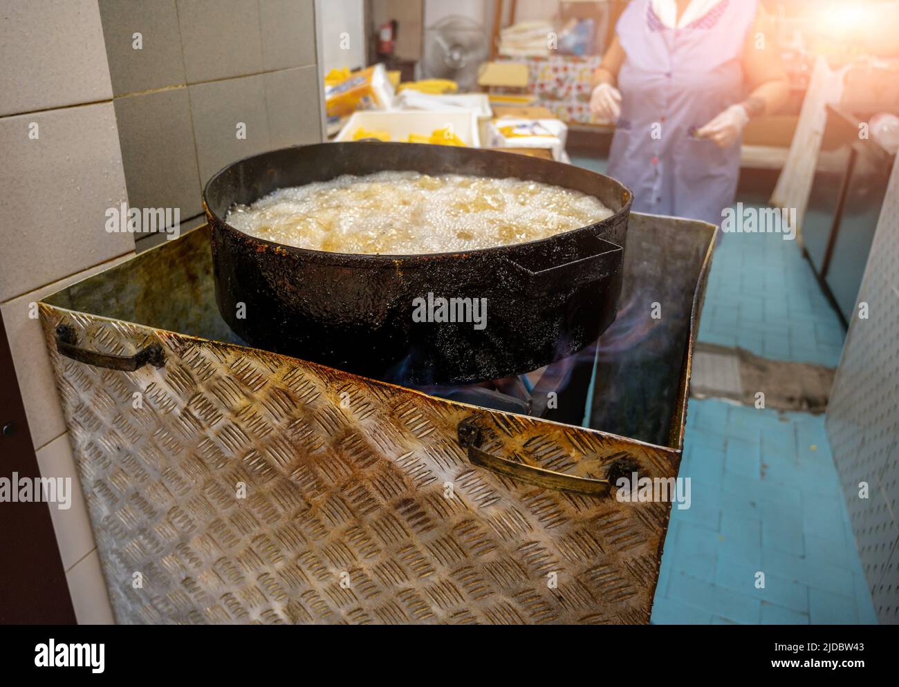 Bari, Puglia, Italia. Agosto 2021. Nel centro storico, la vecchia bari, Street food: Fette di polenta fritte in olio bollente, specialità chiamate sgagli Foto Stock