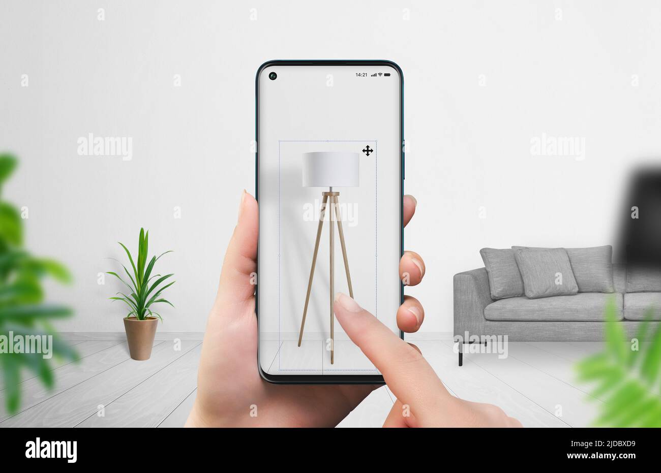 Acquisto di mobili con il concetto di app realtà aumentata. La donna imposta una lampada nel suo salotto con smartphone Foto Stock