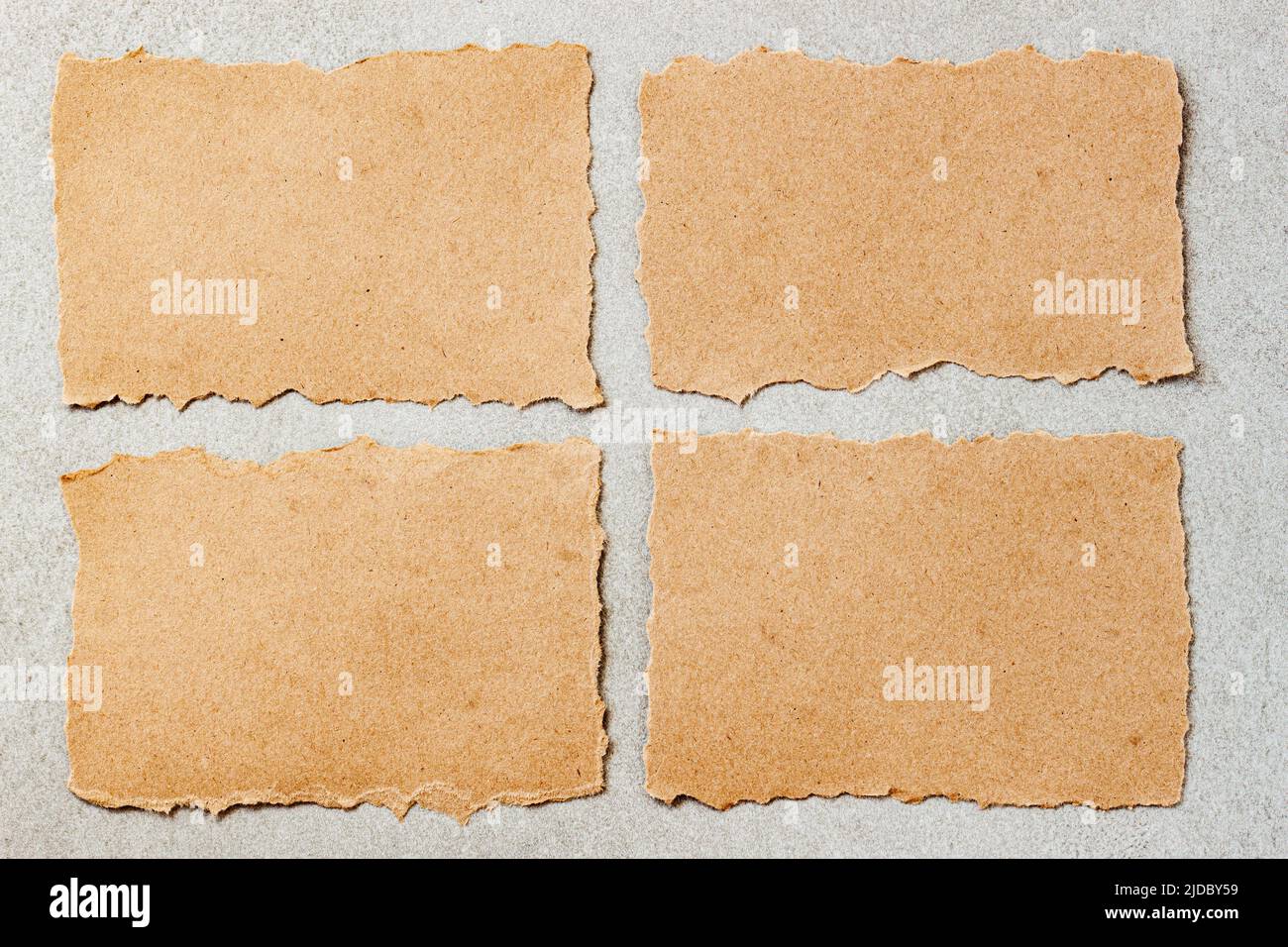 Set di pezzi vuoti di carta artigianale con bordi strappati. Sfondo astratto Foto Stock