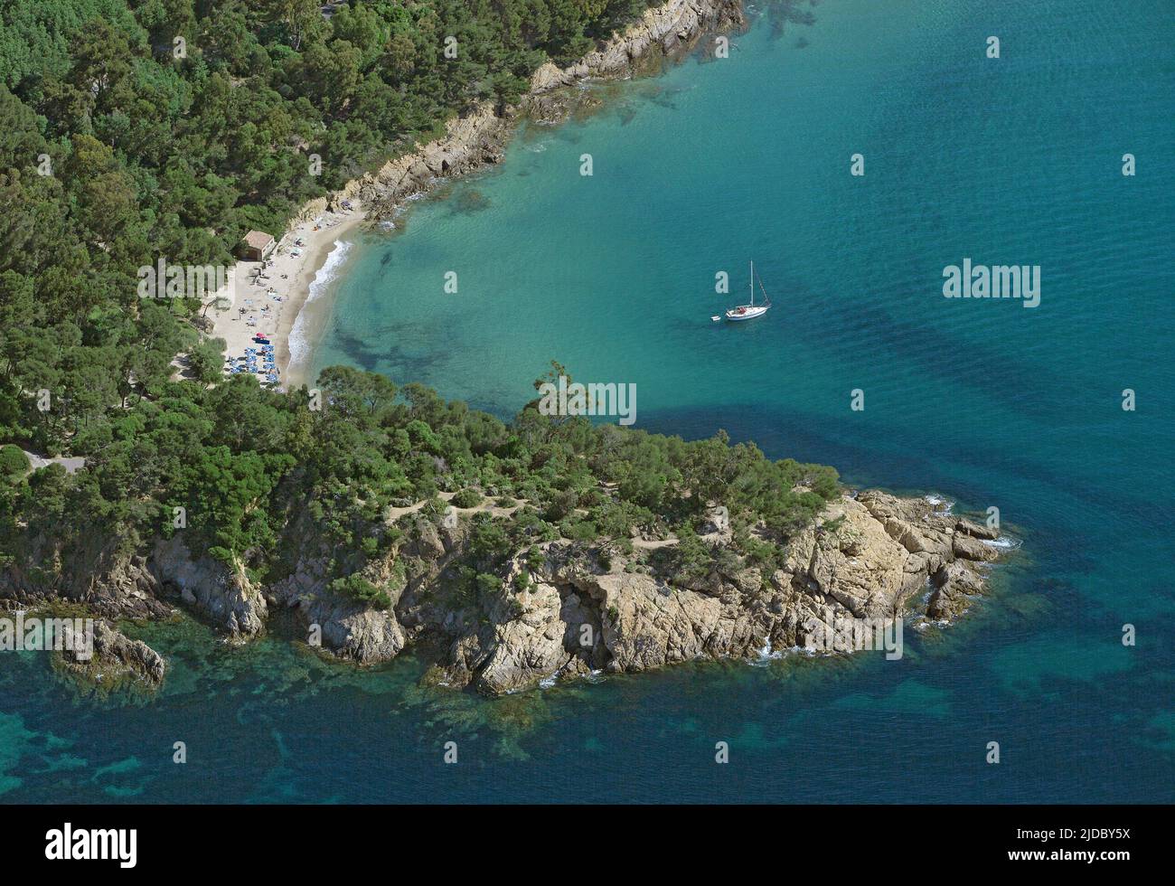 Francia, Var, in una piccola spiaggia di insenatura con una barca a vela (foto aerea) Foto Stock