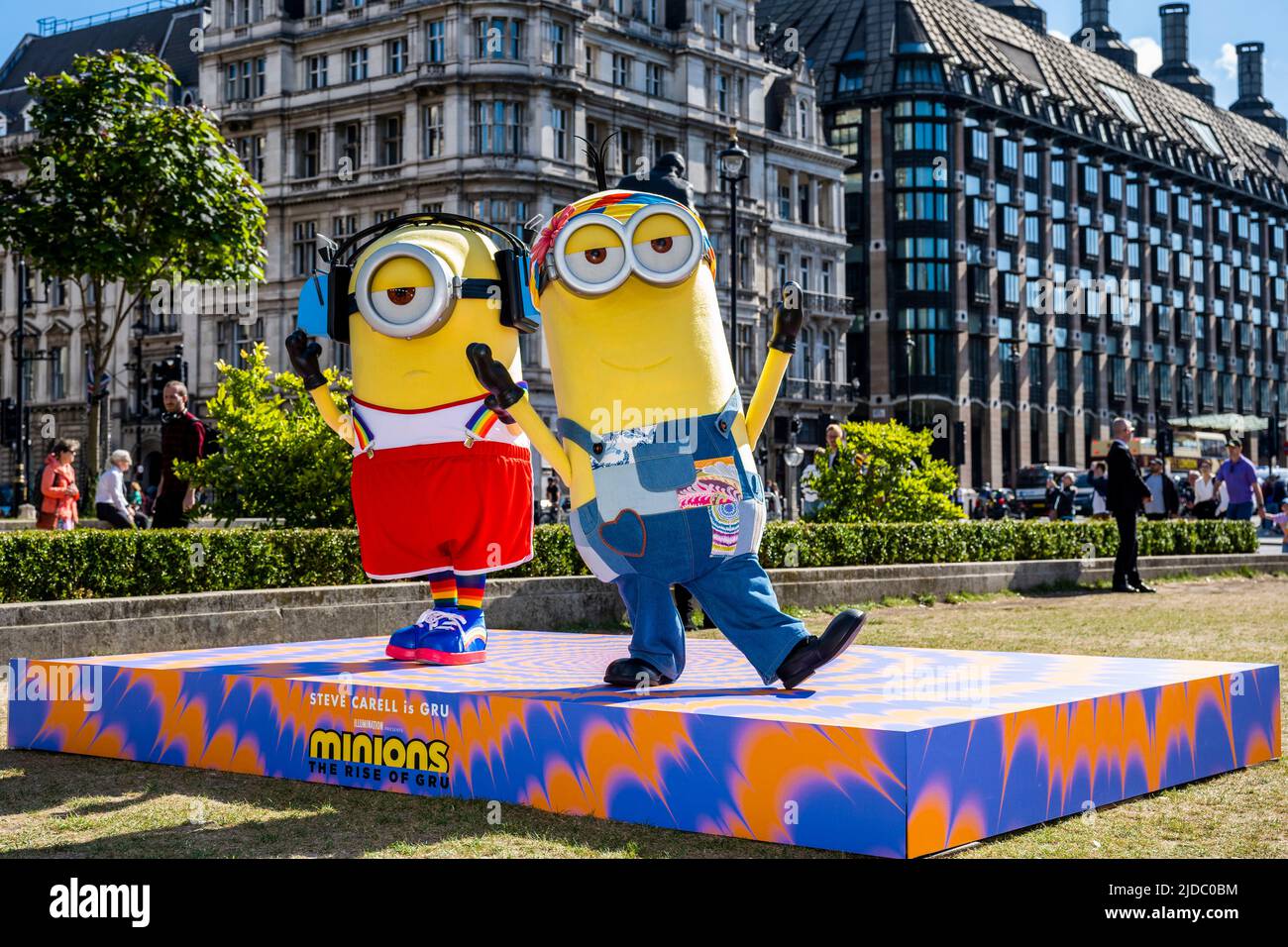 Londra, Regno Unito. 20 giugno 2022. I personaggi del costume dei Minions, Kevin e Stuart, arrivano per una fotocall in Piazza del Parlamento per celebrare l'imminente uscita del film "I MINIONS: THE RISE OF GRU" nei cinema del Regno Unito 1 luglio 2022. Credit: Stephen Chung/EMPICS/Alamy Live News Foto Stock