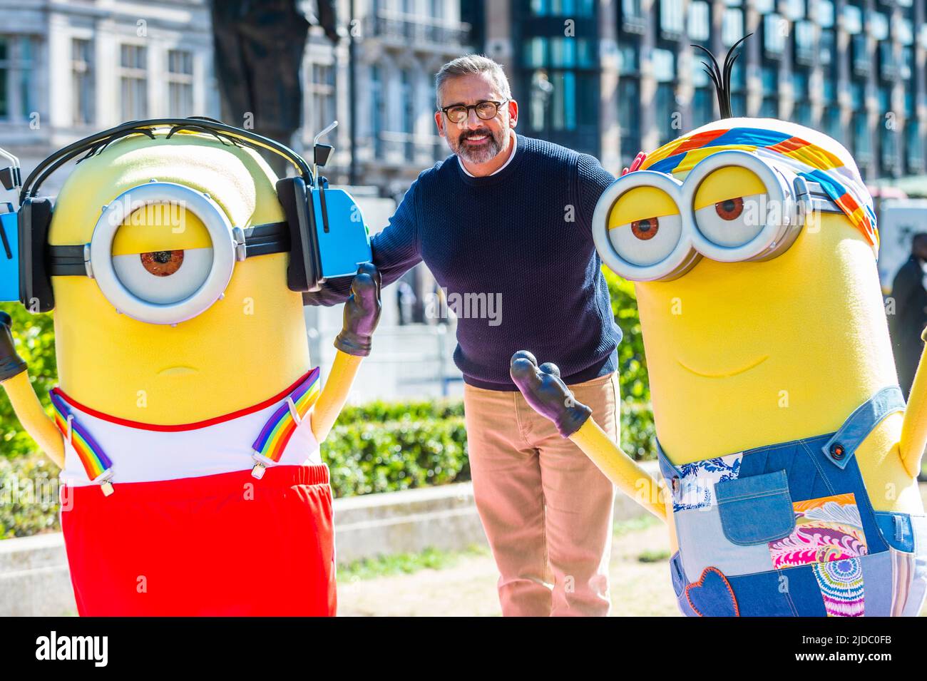 Londra, Regno Unito. 20 giugno 2022. L'attore Steve Carell, la voce di Gru, e i personaggi in costume dei Minions Kevin e Stuart ad una fotocellula in Piazza del Parlamento per celebrare l'imminente uscita del film "MINIONS: THE RISE OF GRU" nei cinema del Regno Unito 1 luglio 2022. Credit: Stephen Chung/EMPICS/Alamy Live News Foto Stock