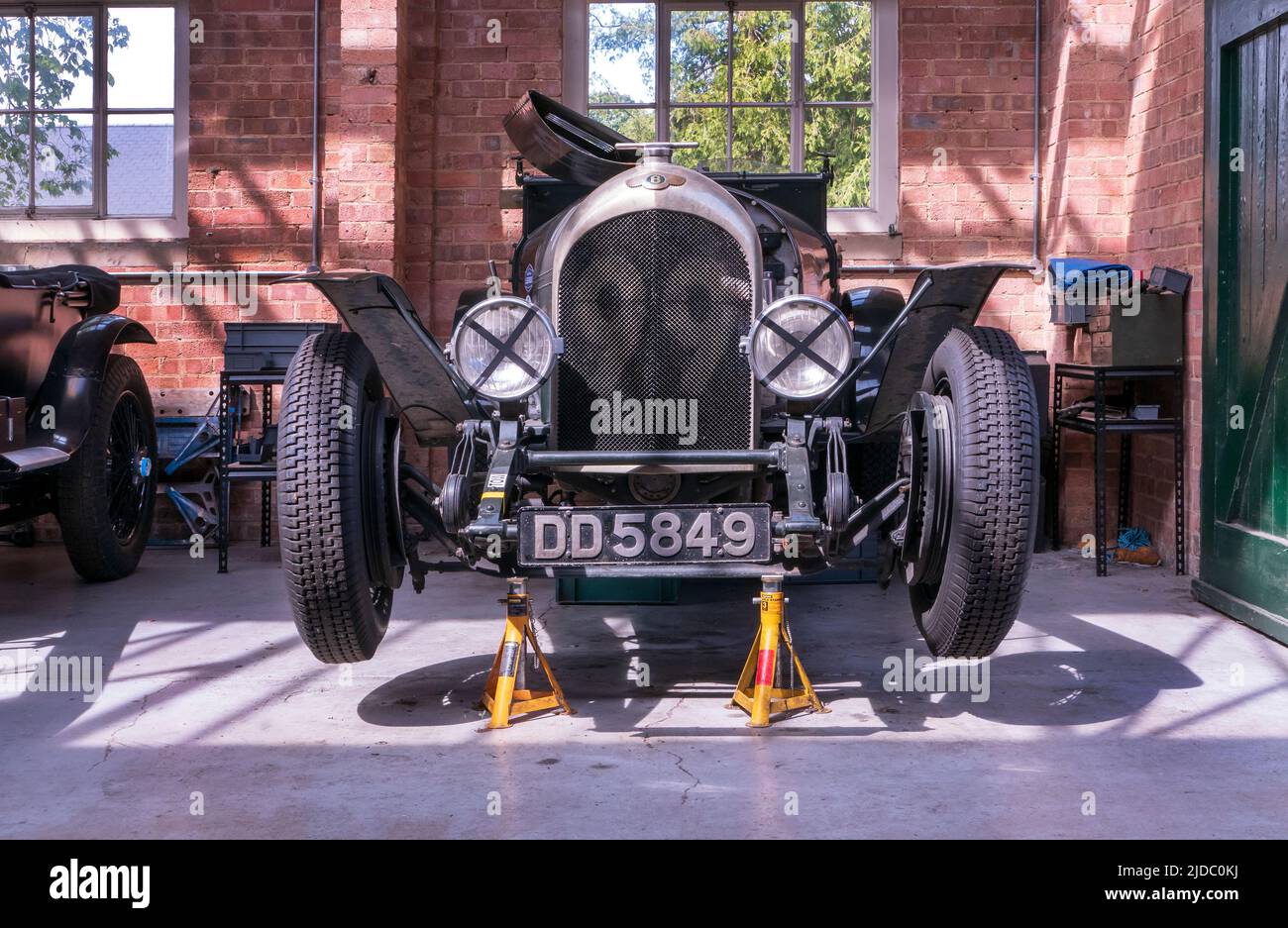 Vintage Bentley workshop aperto per l'evento di giugno 2022 Bicester Heritage Scramble auto classiche Foto Stock