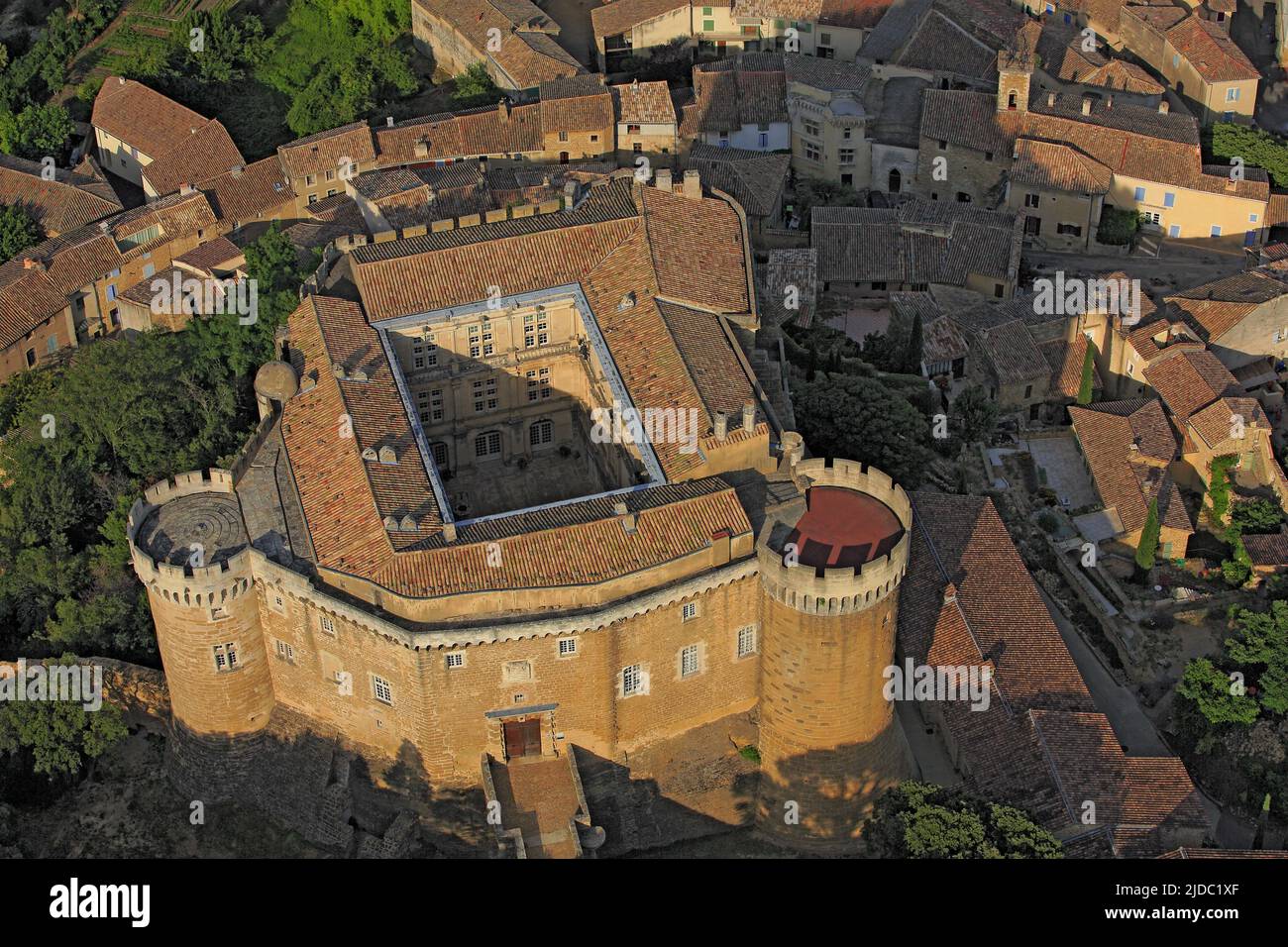 Francia, Drôme Suze-la-Rousse villaggio dominato da una fortezza medievale, il castello di Suze è stato costruito nel 12th secolo dalla famiglia di Baux (foto aerea) Foto Stock