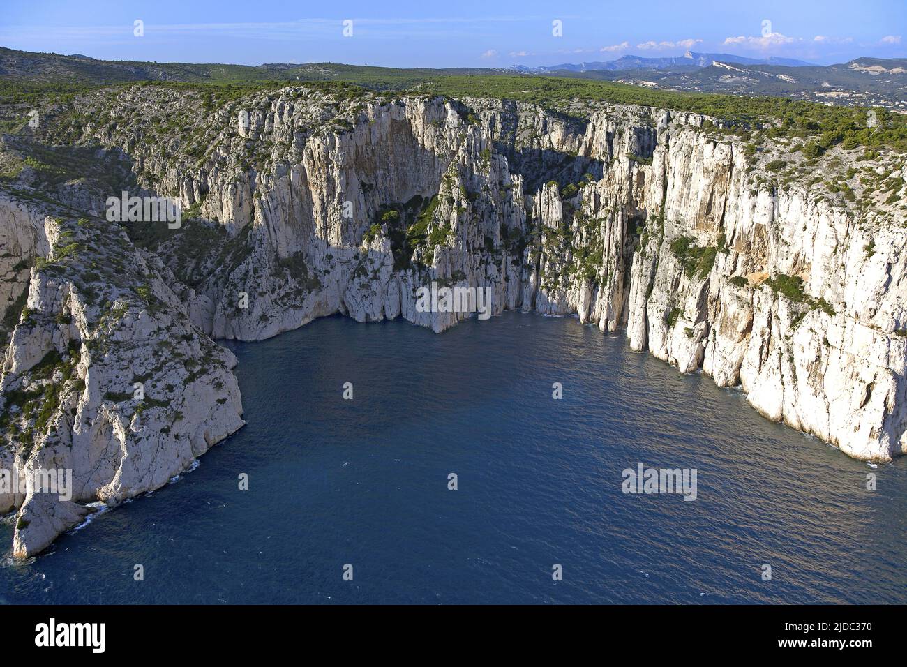 Francia, Bouches-du-Rhône Marsiglia, Parco Nazionale delle Calanques, le bianche scogliere di Devenson, foto aerea Foto Stock