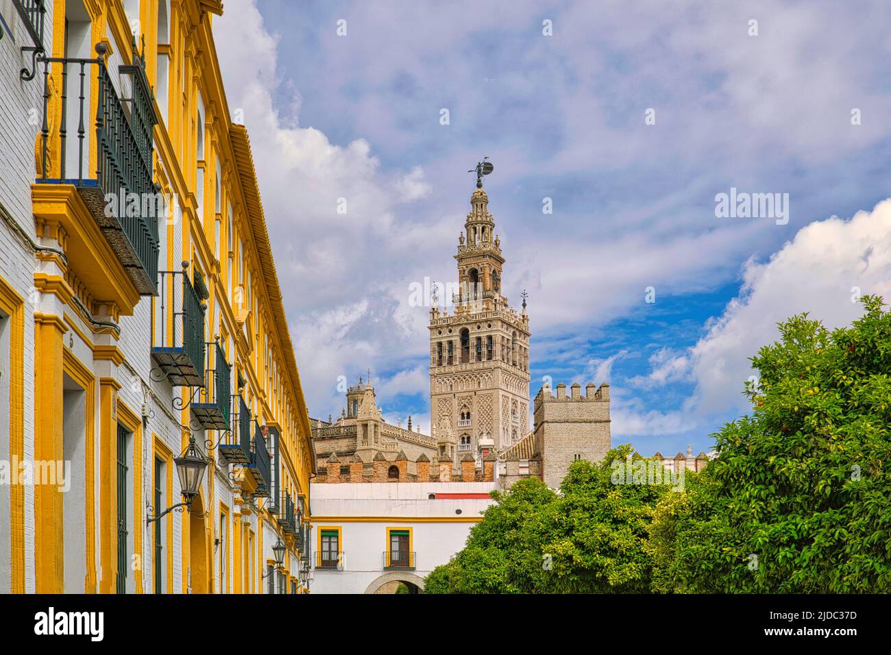 Il campanile della Giralda si affaccia da una graziosa strada vicino alla Cattedrale di Siviglia, in Spagna Foto Stock