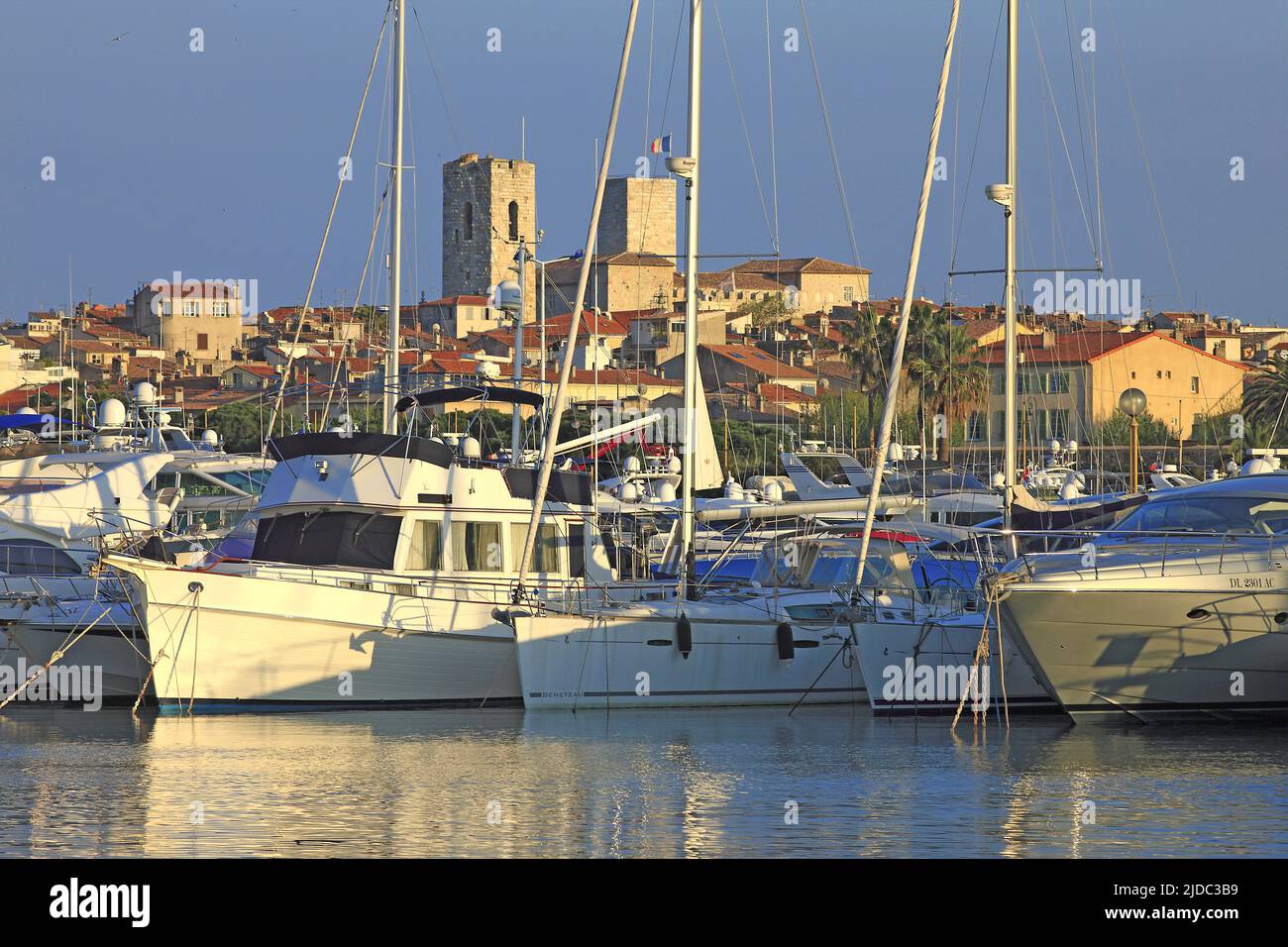 Francia, Alpes-Maritimes, Antibes, città fortificata di Antibes, il porto turistico Foto Stock