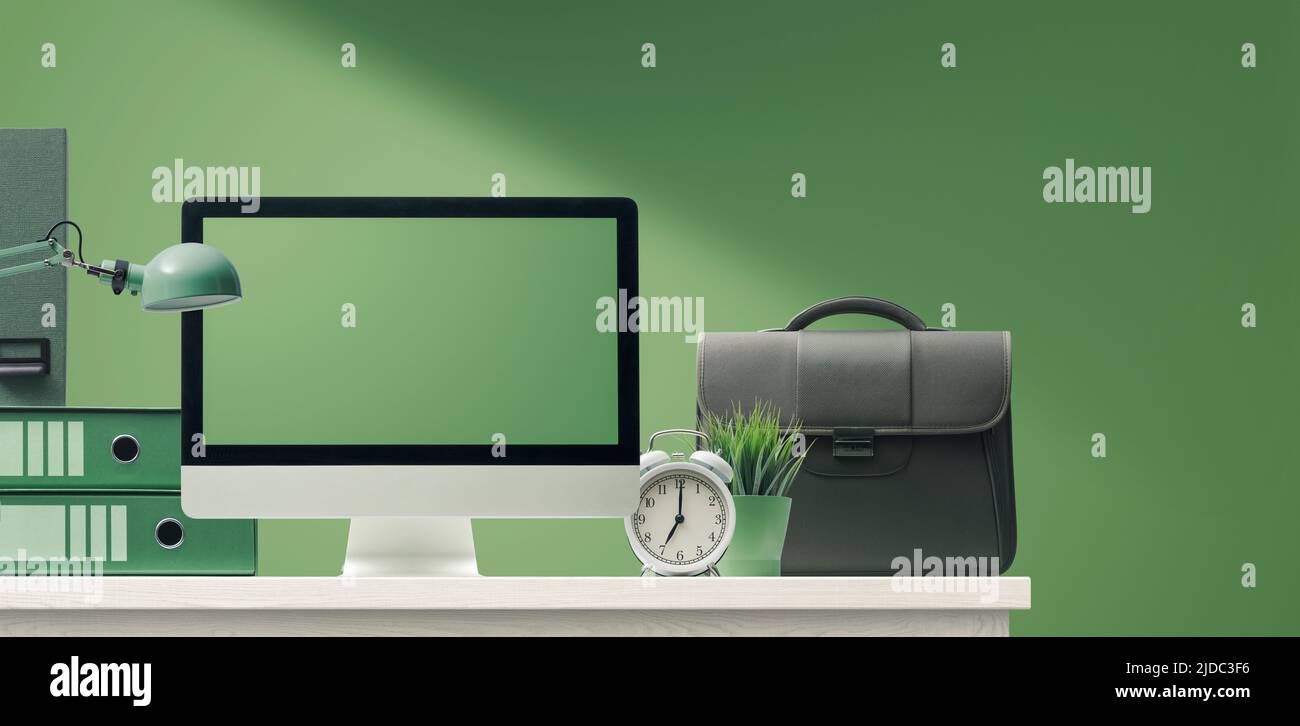 Desktop ecologico per ufficio con computer, spazio vuoto per le copie, concetto aziendale ecologico Foto Stock