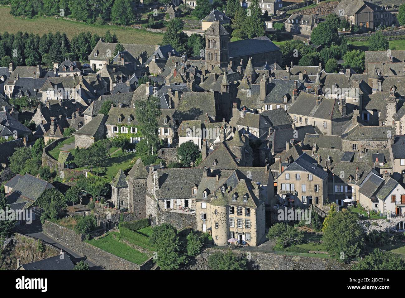 Francia, Cantal, Salers, villaggio etichettato 'Most bei villaggi di Francia' (foto aerea) Foto Stock