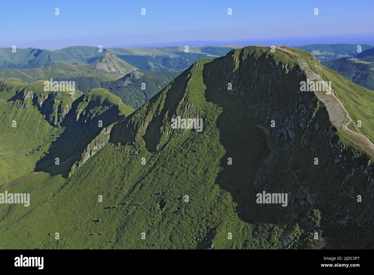 Francia, Cantal, Puy Mary è un vertice delle montagne del Cantal, rimane il più grande stratovulcano d'Europa. Culmina a 1783 metri di altitudine, Grand sito nazionale (foto aerea) Foto Stock