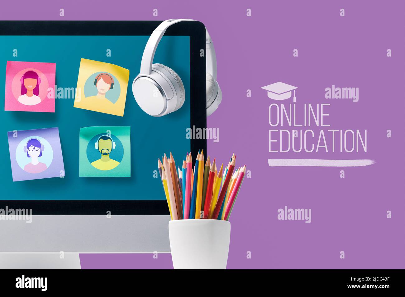 Note adesive con avatar degli studenti sullo schermo del computer, apprendimento online e concetto di social media Foto Stock