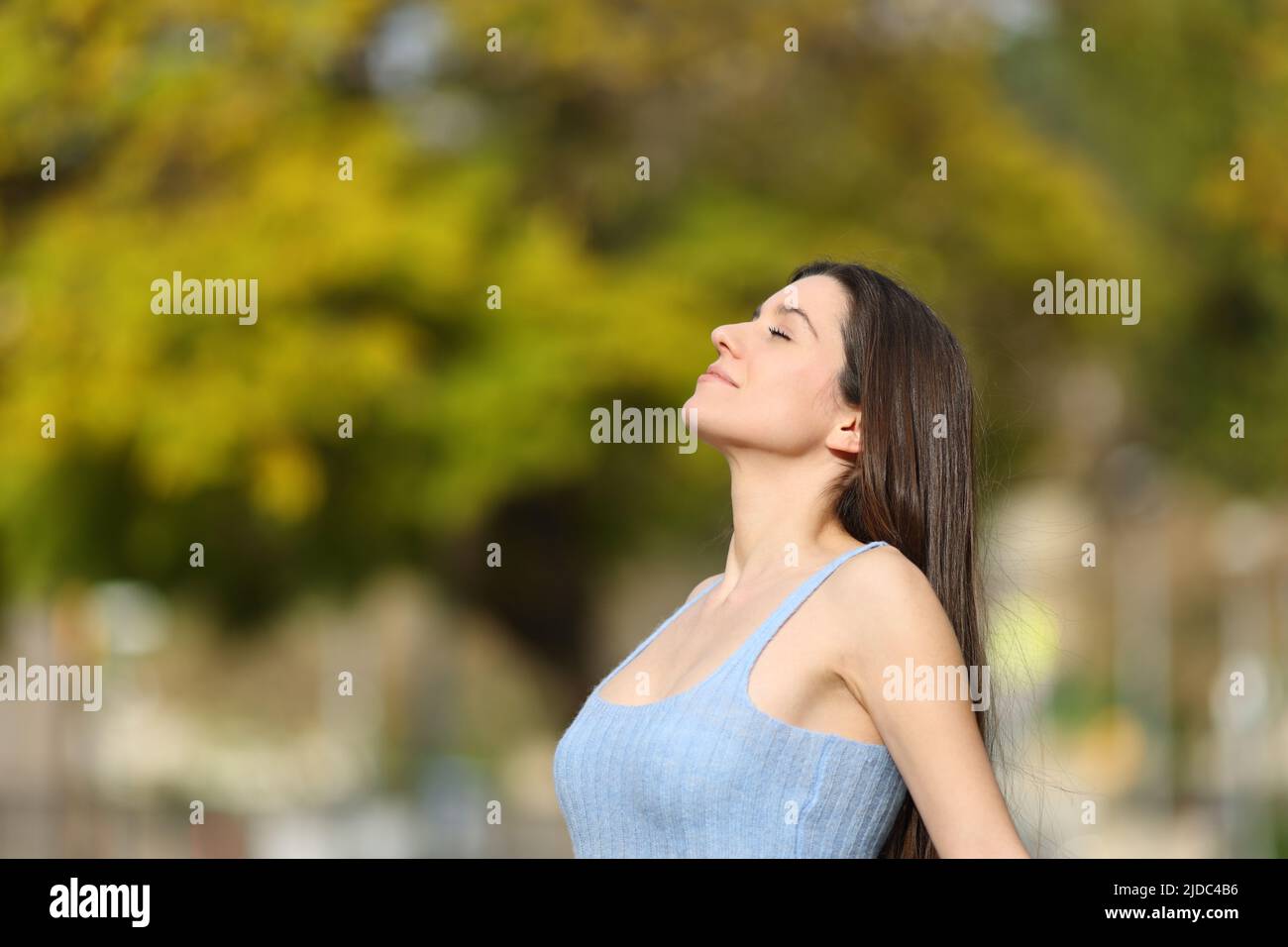 Profilo di un teen rilassato respirando aria fresca in un parco Foto Stock