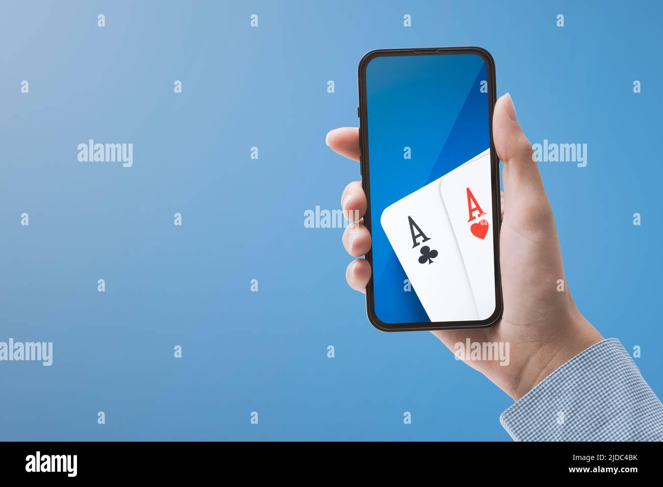 Donna che gioca a poker online sul suo smartphone, casinò e giochi d'azzardo online concetto Foto Stock