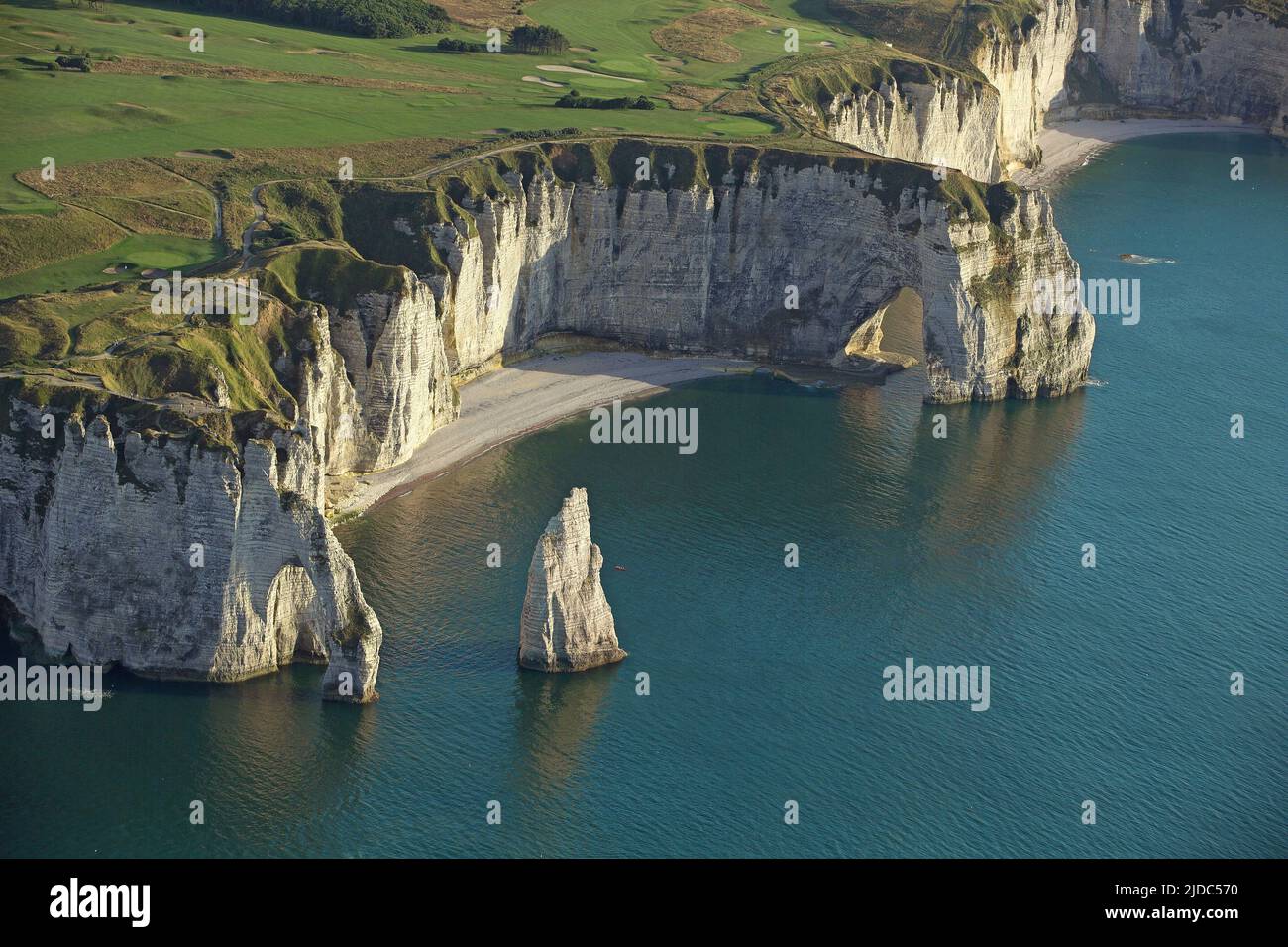 Francia, Senna Marittima, Etretat, scogliere calcaree hanno fatto di essa un luogo di turismo internazionale (vista aerea), Foto Stock
