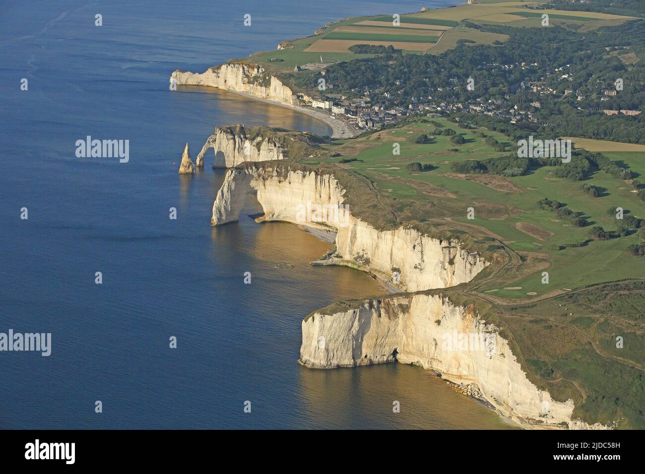 Francia, Senna Marittima, Etretat, scogliere calcaree hanno fatto di essa un luogo di turismo internazionale (vista aerea), Foto Stock