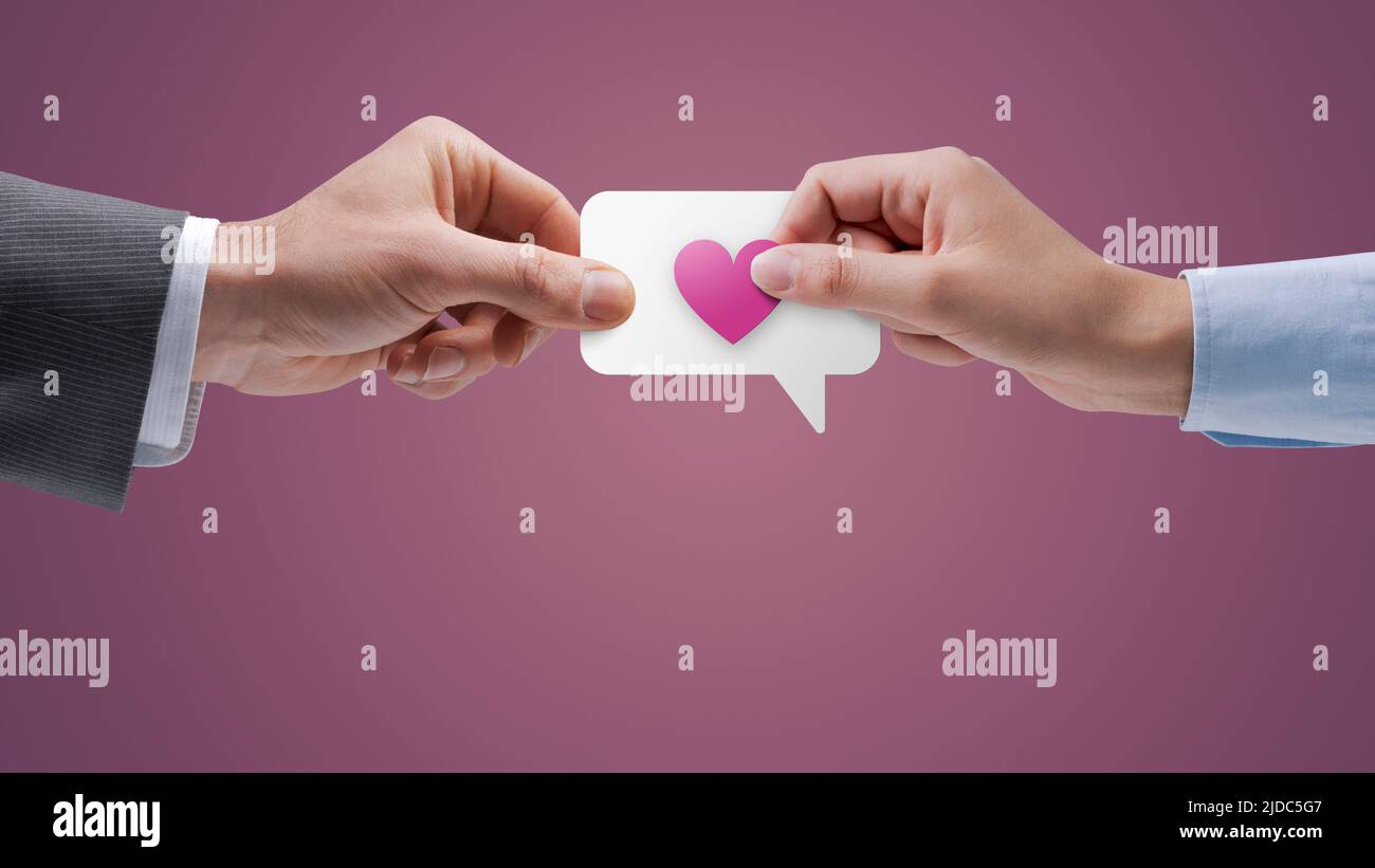 Coppia romantica condividere messaggi d'amore, online dating concetto Foto Stock