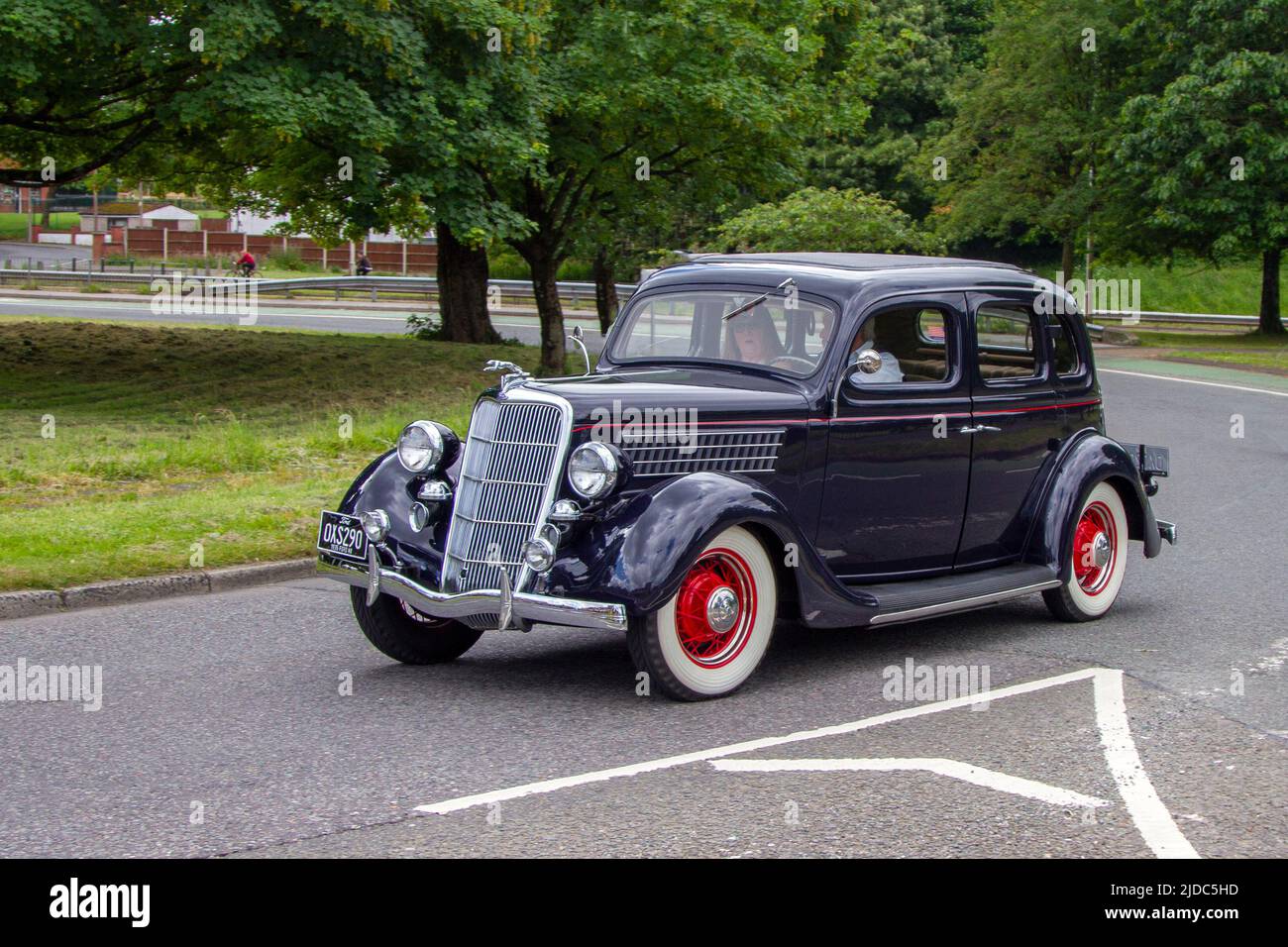 1935 30s Thirties Black pre-guerra Ford Model Y 3600cc berlina a benzina; le automobili hanno caratterizzato durante il 58th anno del Manchester to Blackpool Touring Assembly per Veteran, Vintage, Classic e automobili care. Foto Stock